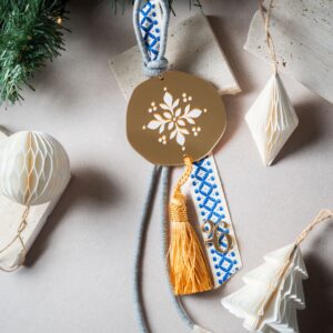 Κρεμαστό Γούρι Χιονονιφάδα με Φούντα | Χρυσό Καθρέπτη Plexiglass