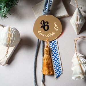 Κρεμαστό Γούρι Φράση με Φούντα | Χρυσό Καθρέπτη Plexiglass