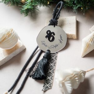 Κρεμαστό Γούρι Φράση με Φούντα | Ασημί Καθρέπτη Plexiglass (Μαύρο)