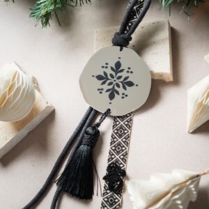 Κρεμαστό Γούρι Χιονονιφάδα με Φούντα | Ασημί Καθρέπτη Plexiglass (Μαύρο)