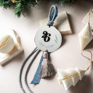 Κρεμαστό Γούρι Φράση με Φούντα | Ασημί Καθρέπτη Plexiglass (Μπλέ)