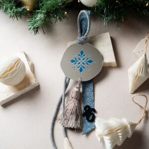 Κρεμαστό Γούρι Χιονονιφάδα με Φούντα | Ασημί Καθρέπτη Plexiglass (Μπλέ)