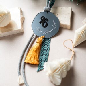 Κρεμαστό Γούρι Φράση με Φούντα | Ανθρακί Καθρέπτη Plexiglass