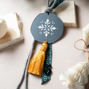 Κρεμαστό Γούρι Χιονονιφάδα με Φούντα | Ανθρακί Καθρέπτη Plexiglass